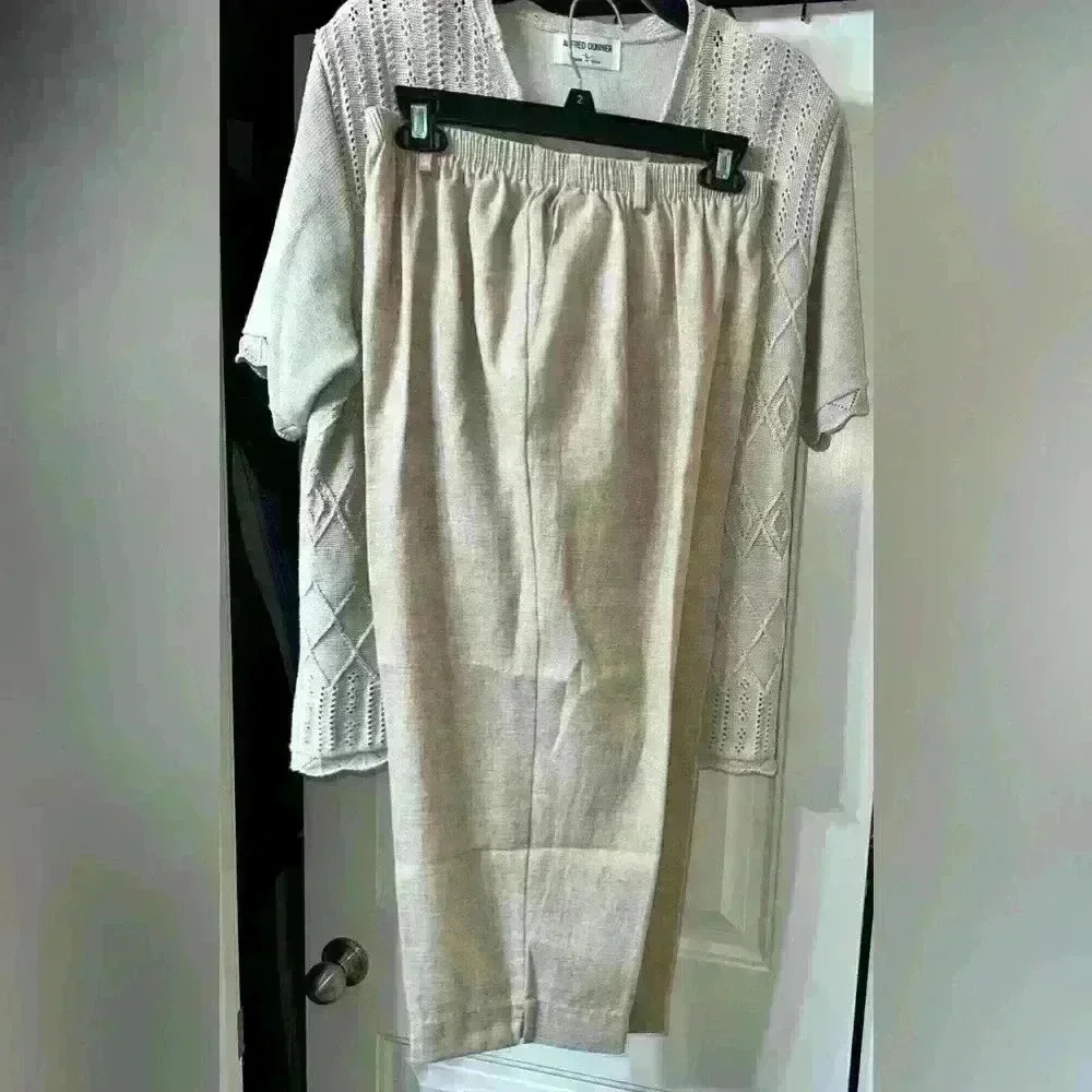 Alfred Dunner Beige Knit Top Size Large & Capris Pant Size 12 Outfit Set